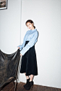 组图：徐贤登时尚杂志拍写真 短发展复古风情 : 韩国女艺人徐贤为某时装杂志拍摄的一组最新写真今天在网上曝光，吸引了众多粉丝的目光。
