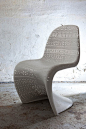 而下面这款椅子也呈现为“S”型，它成形于1988年，是汤姆·迪克森Tom  Dixon为意大利顶级家居品牌Cappellini设计的作品。弯曲的无腿结构和雕塑般的形态使得S椅迅速成为经典，它奠定了迪克森的名声并永远被收藏在纽约现代艺术博物馆里。
