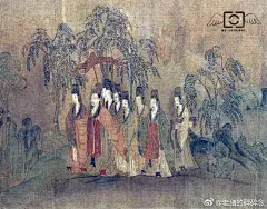 #文化乐旅# 
《洛神赋图》东晋 顾恺之，北京故宫博物馆藏
  宋摹本 绢本设色 纵27.1cm 横572.8cm
   传说魏武帝曹操之子曹植少时曾与上蔡县令甄逸之女甄宓相恋，后甄宓嫁给曹丕为后，生子明帝曹叡后，惨遭迫害致死。曹植获得甄后遗枕，感而生梦，写出《感甄赋》，以作纪念，明帝曹叡将其改为《洛神赋》传世。洛神是传说中伏羲之女，溺于洛水，化而为神，世人称之为宓妃。将甄后和洛神相提并论，实际上是对故人的怀念和感情寄托。
《洛神赋》写曹植在路上遇见洛神，只见洛神明眸善睐，无比美丽。曹植对洛神一见倾心，对