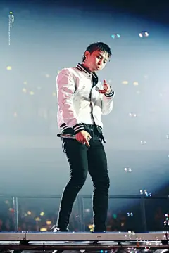 #Happy818GDay##权志龙# 爱是什么呀，大概就是看到你一笑，即使隔着冰冷的屏幕，隔着不知道多远的三次元，我的心啊，就抑制不住的飞出胸腔，恨不能到你面前，用失率的心跳告诉你，你到底有多棒。晚安@GDRAGON_OFFICIAL 图cr#权志龙图片#【权志龙壁纸无水印】