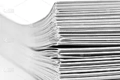 把纸张和小册子堆放在一起