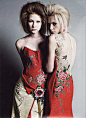 两款超美的中国风礼服设计，鲜艳的牡丹花…