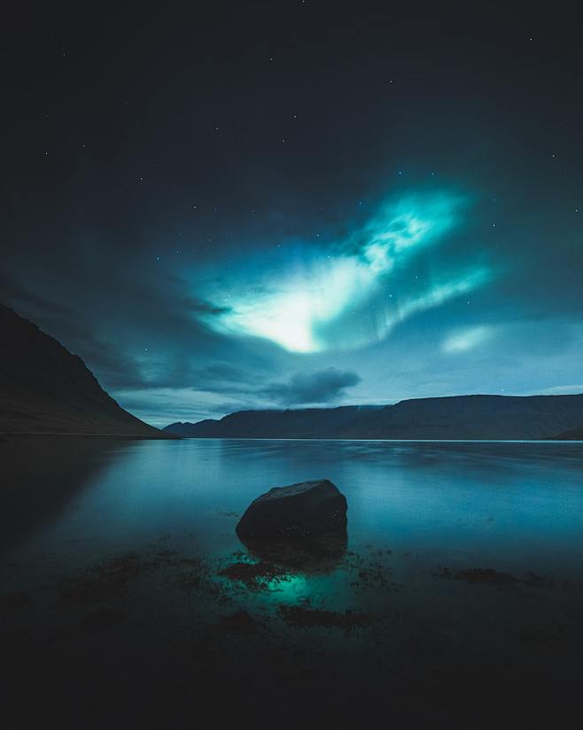 夜间北极光的风景摄影