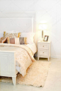 优雅舒适白色卧室的床头柜上的细节
