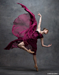 《运动中舞者非凡优雅的身体》纽约舞蹈是时尚摄影师肯Browar和舞蹈摄影师Deborah Ory的拍摄项目。这组美丽的图片展示了当代舞中的舞蹈与舞者的魔幻世界，模特来自美国芭蕾舞剧院。