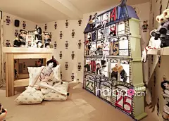 【探访名店】在“迷幻森林”约会Coco女士！走进香奈儿(Chanel)在伦敦哈罗德(Harrods)百货公司开设的限时主题精品店，和海报网编编一起回顾经典！_海报时尚网