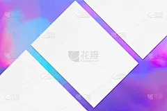 近距离的三个空白的白色矩形海报模型躺在对角全息背景