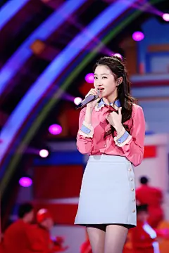 关晓彤 身着Gucci粉色衬衫亮相北京卫视元宵晚会，与任嘉伦一同演绎《让快乐多点色彩》，今天的小姐姐少女味十足~ ​​​​