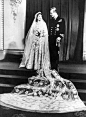 英国老牌时装Norman Hartnell是是英国女王伊丽莎白二世非常信赖的设计师,他是50年代英国的晚礼服设计之王。女王的结婚礼服、加冕礼服都是出自Norman Hartnell之手！图为女王结婚时穿着的Norman Hartnell婚纱~