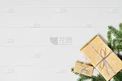 圣诞礼物或礼物背景框上俯视图为白色