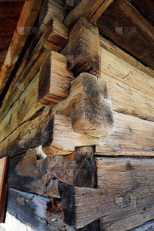 木屋上的木材连接或木材接合