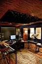 20家录音棚录音设置理念，激发你...... http://www.infamousmusician.com/20-home-studio-recording-setup-ideas-to-inspire-you/： 