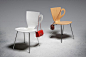 韩国设计师Sunhan Kwon得名于“咖啡椅”的形式感，脱离一般的对称造型，像一个碟子上的咖啡杯的剪影，其把手可以用根据需要挂书包或者衣服等物件。