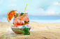海边沙滩上的冰镇鲜橙鸡尾酒高清桌面图片素材