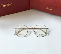 #今晚福利# 
金属细框已经成为流行趋势，戴眼镜也不再是书呆子的标配，推荐时髦又精致系列框框，关键又轻又瘦脸～妮娜家@-nina妮娜  每天都在搜罗各种高颜值高品质镜框，谁戴谁好看️

就算不近视的宝宝，选一款做装饰镜或者配一个蓝光眼镜也很OK 毕竟可文艺可时尚
大家不要小看眼镜这种时髦配件，其 ​​​​...展开全文c
