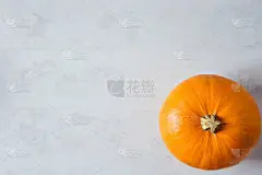 一个明亮的橙色南瓜在灰色的石头背景。秋天，秋天，感恩节，收获。复制空间贺卡海报模板。创意概念形象