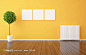 黄色相片背景墙和木纹地板组合的家居环境