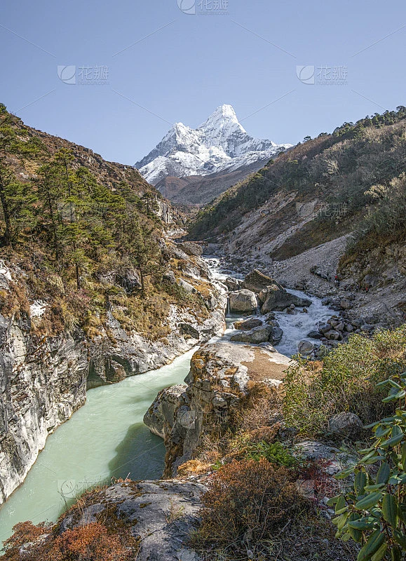 喜马拉雅山的阿玛达布拉姆峰。珠峰营地徒步旅行。在尼泊尔徒步旅行素材 花瓣网 