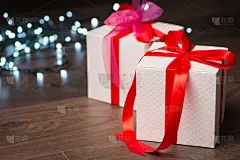 有红色和蓝色蝴蝶结和灯的圣诞礼品盒