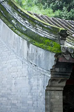 中式小屋，屋顶长满青苔
