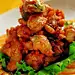 【醉排骨】 原料：排骨；配料：大蒜、葱、糖、醋、酱油、麻油、淀粉。 做法： 1.大蒜和葱切碎放碗里，加入糖、醋、酱油、麻油。 2.排骨切小块，用少许的盐和淀粉抓匀。 3.锅烧热，倒入一碗的油，油不用烧热，放入排骨，用中高火炸酥。 4，捞起放入调好汁的碗里，盖住，使劲摇几下就可以装盘了。
