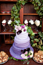 #婚礼布置#超赞的12款紫色为主题的渐变色翻糖蛋糕，清新脱俗的格调搭配隆重高雅的婚礼氛围，是最合适不过的啦！ 大图请戳: http://www.lovewith.me/share/detail/all/29479