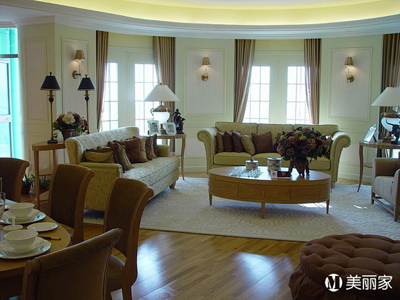 客厅欧式米黄木质沙发茶几台灯窗帘灰色棕色...
