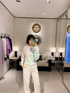 Chanel Cruise 2020 早春度假 : 纽约五大道的chanel旗舰店提前一周上新了cruise新款 本来以为这季衣服不会那么难买，没想到sa一大早就通知我去试衣服，说这个season也是爆款巨抢手 图一款来了深蓝和紫色，之后还会有粉/绿/