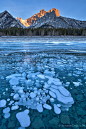 冰层中的气泡，加拿大阿尔伯塔省，亚伯拉罕湖。


