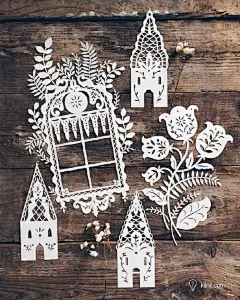 #纸雕##艺术# 插画师Silvia Raga热爱剪纸，手工和摄影...她的纸雕作品，一部分是单纯的纸雕，一部分是彩色刻纸制作出来的卡片，二者的细节和创意都很棒。全文：O网页链接 （分享自 kiinii APP  下载链接：O网页链接） ​​​​