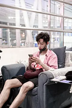 肖战机场图高清壁纸合集

分享一组非常帅气肖战机场图，肖战好帅呀！这颜值太可了。大男孩，以后的路都要顺顺利利！多出好作品造福追剧党。

cr:REDOct·肖战 ​​​​