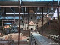                                                                     今天参观了一个在谷歌地图上都搜不到的传奇寺庙。
       寺建好之后整个被封在一个类似仰光大金塔的红砖pagoda里，被遗弃之后变成一个大土包。直到多年以后砖壳裂开，农民发现里面有东西，上报，和尚和政府考古人员才逐渐开启这座宝库。
       因为被封存保护着，古寺外墙的泥灰雕塑保留相当完整，保 ​​​​...展开全文c                       