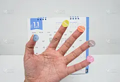 商务人员计划和安排会议和约会在11月日历提醒