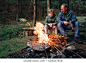 父亲与儿子温暖近篝火，喝茶，聊天