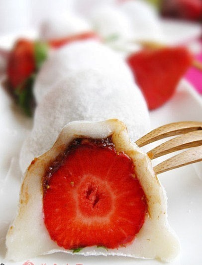 吃吧菜谱——冬日温馨小甜点：草莓卷

 ...