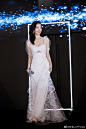 #时装daily##景甜牛奶裙# @景甜 今日现身杭州品牌活动。一袭白色牛奶纱裙，轻盈浪漫，优雅动人。甜甜的笑容，绽放独特魅力。 ​​​​