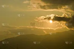 有云有日的天空。暴风雨的云和橙色的天空。阳光反射云层。查看全景图。自然背景壁纸。