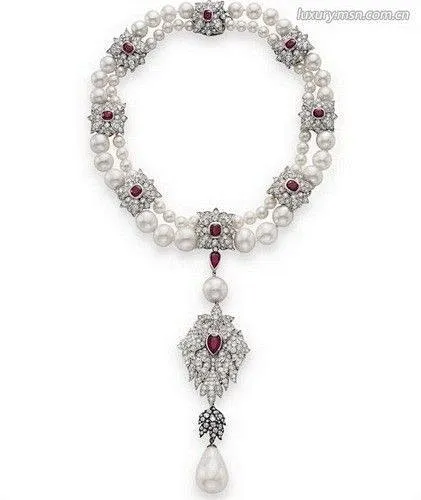 英格兰第一位女性执政人玛丽女王拥有的华贵财富世界闻名，其中之一就是这条美丽的钻石项链“Riviere”。这条名贵的钻石项链由34枚经过老式切割的耀眼钻石组成，并被极其华美地镶嵌在了黄金与白银基座之上。