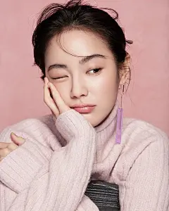 网红脸过时了！韩国最新整容模板出炉 她竟是BlackPink门面的闺蜜？ : 原标题：网红脸过时了！韩国最新整容模板出炉 她竟是BlackPink门面的闺蜜？ 在外貌主义至上的韩国，整容风气盛行，换脸也跟衣服换季一样，每年都有不同的流行变化。 他们的综艺节目《?????》就曾邀请专业的整容医生，揭露了行业里，被咨询最多、最受欢迎的三张明星脸：
