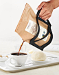 咖啡冲泡袋（Coffeebrewer）是Grower‘s Cup带来的一款包装与一次性咖啡壶的组合设计，设计时，设计师创新的将一次性咖啡过滤器与滤压壶的概念完美的融入了包装中。它内含26G顶级的咖啡粉，使用时将热水倒入包装后再把袋口封起来 ，整个包装就相当于一个烹煮咖啡用的滤压壶 ，静待五到八分钟，香醇美味的咖啡就可新鲜出炉了。
