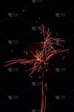 热闹的烟花爆竹在城外的夏令营夜空下绽放