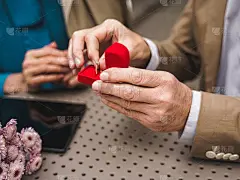 美丽的高级情侣在户外结合，求婚