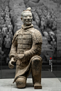 跪射俑，秦，陕西临潼秦始皇陵秦兵马俑坑出土，藏于@秦始皇帝陵博物院，摄于@四川博物院 竞出东方—中国古代体育文化特展。
此俑身穿战袍，外披铠甲，左腿曲蹲，右膝着地，双手置于身体右侧作握弓弩待发状，展现了秦代将士之勇猛。
#微博公开课##国潮正当红# ​​​​
