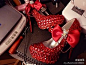 一组时尚的红色婚鞋，中国风的婚礼婚鞋，…
