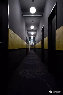 原创|全世界歌迷都崇拜向往的摇滚房，只用报纸做壁纸，赞！-空间类型：商业酒店
设计风格：摇滚音乐+现代时尚风

几年前，一个全新的酒店概念诞生了。一个鼓舞人心的世界巡回演唱会的崇拜旅馆诞生了。这个位于德国汉堡的而酒店，是一对喜欢摇滚音乐的姐妹花开的。他们希望将摇滚风格引入酒店，让全世界的歌迷可以找到和他们一样喜欢音乐的人。通过设计师的妙手后，这家酒店俨然已经成为全世界歌迷们必去的圣地。