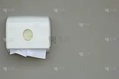 灰色墙壁上的厕纸盒。