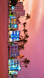 迈阿密滨海大道，美国佛罗里达州 (© Guido Cozzi/Offset/Shutterstock)

这张迈阿密标志性的滨海大道的照片多年来出现在许多电视节目和电影中，这里同时也是范思哲(Gianni Versace)等名人的家。本周末，迈阿密正在为这个街区独特的建筑风格而庆祝。艺术装饰周末是一个长期、自由的社区节日，它照亮了滨海大道上独特的建筑和整个迈阿密艺术装饰区。装饰艺术于20世纪20年代在美国达到顶峰，它以流线型设计和对称的几何图形著称。这类造型与迈阿密的海景非常契合。

2019-01-1