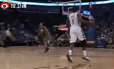 #NBA精彩GIF# 埃文斯精彩过人画面...