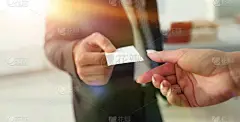交换名片的两个商人的特写镜头