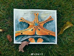 #你心目中的中国名片#  #小湖作品#
来设计一张中国名片
赋予它华夏五千年源远流长文化的灵魂
给它染上故宫红墙一样的背景色
用饱经沧桑却依旧屹立的古建筑为他描绘底纹
取复兴号呼啸而过的尘土 港珠澳大桥下翻涌的海水为它润色
还有闪耀在北京的大兴机场作为点缀
和小湖一起看看湖er画笔下的“中国名片”吧
@微博校园